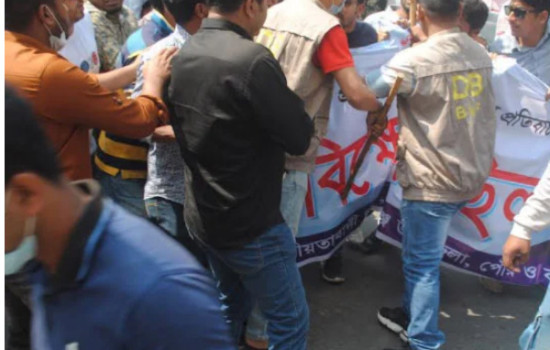 বরিশালে ছাত্রদলের মিছিলে পুলিশের বাধা