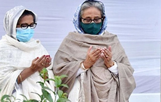 বনানীতে স্বজনদের কবর জিয়ারত করলেন প্রধানমন্ত্রী
