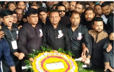 বঙ্গবন্ধুর প্রতিকৃতিতে স্বেচ্ছাসেবক লীগের শ্রদ্ধা
