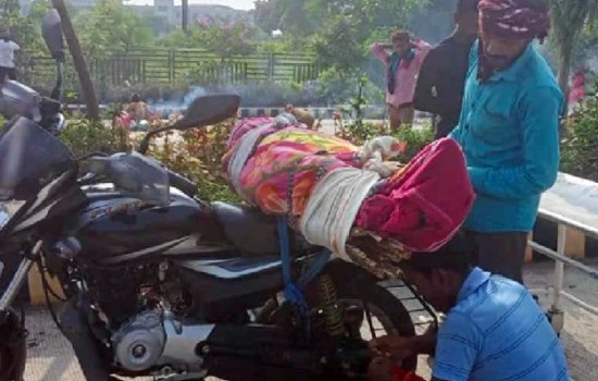 মায়ের মরদেহ বাইকে করেই বাড়ি নিলেন যুবক