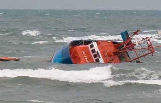 বঙ্গোপসাগরে মাছ ধরার ট্রলারডুবি, নিখোঁজ ১৩