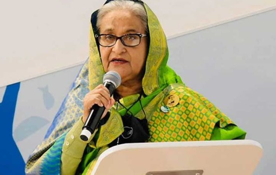 চা-শ্রমিকদের সঙ্গে কথা বলছেন প্রধানমন্ত্রী