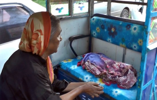 নবজাতককে সাপ ভেবে ডোবায় ফেলে দিল মা!