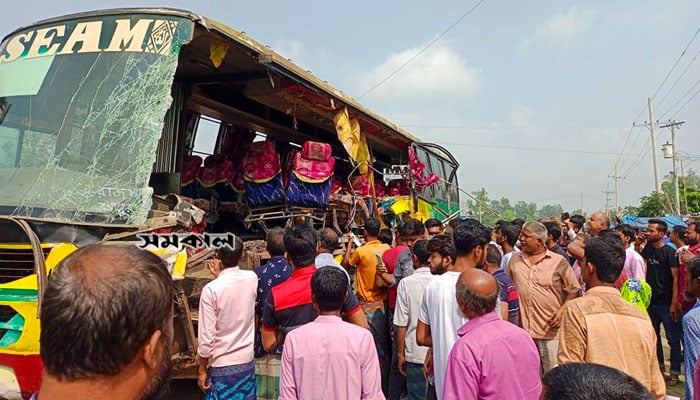 ট্রাকের পেছনে বাসের ধাক্কা, বিচ্ছিন্ন হলো হেলপারের মাথা