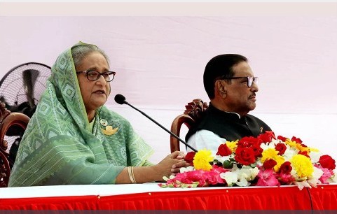 গণভবনে নেতাকর্মীদের সঙ্গে শেখ হাসিনার শুভেচ্ছা বিনিময়