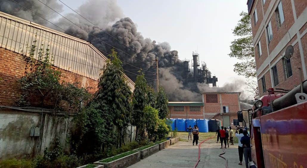 নারায়ণগঞ্জে মিল-গুদামে আগুন, নিয়ন্ত্রণে ফায়ার সার্ভিসের ১৪ ইউনিট