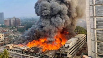 ভয়াবহ আগুনে পুড়ছে গুলিস্তানের বঙ্গবাজার মার্কেট