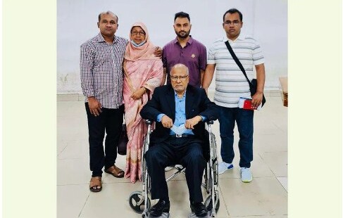 উন্নত চিকিৎসার জন্য সিঙ্গাপুর গেলেন ডক্টর খন্দকার মোশাররফ