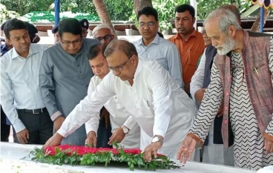 জাতির পিতার সমাধিতে সংস্কৃতি প্রতিমন্ত্রীর শ্রদ্ধা