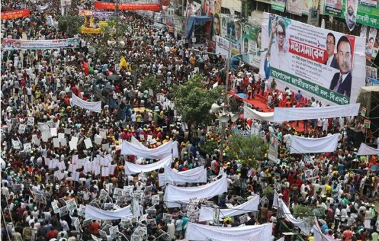সমাবেশস্থলে ফখরুল, নয়াপল্টনে নেতাকর্মীদের ঢল