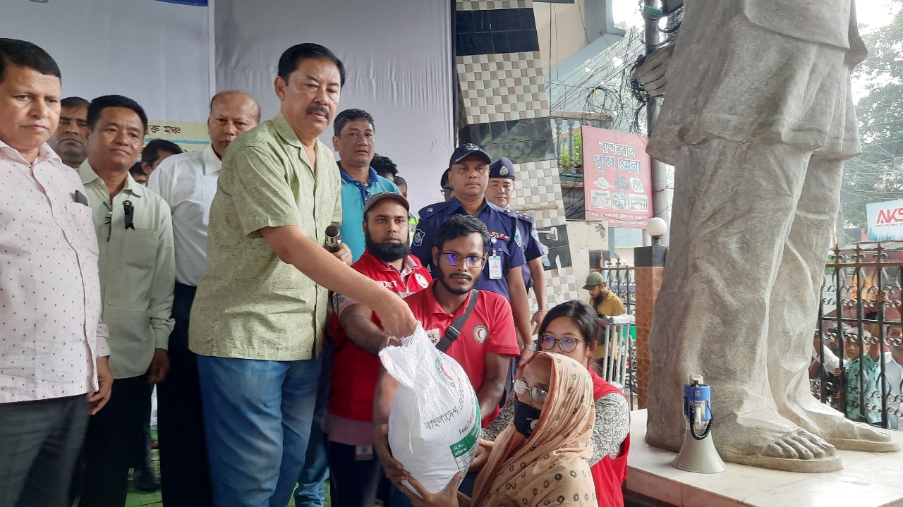 বান্দরবানে একহাজার বন্যার্ত পরিবারের মাঝে ত্রাণসামগ্রী দিলেন পার্বত্য মন্ত্রী বীর বাহাদুর উশৈসিং এমপি