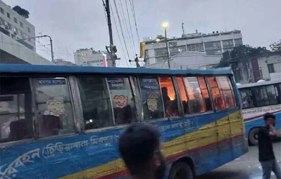 পল্টনে বাসে আগুন