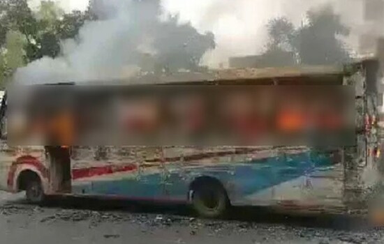 গুলিস্তান জিরো পয়েন্টে বাসে আগুন