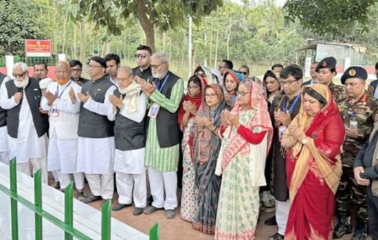পীরগঞ্জে স্বামীর কবরের পাশে প্রধানমন্ত্রী