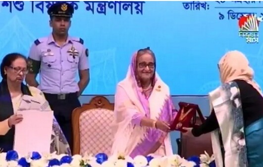 ৫ নারীর হাতে ‘রোকেয়া পদক’ তুলে দিলেন প্রধানমন্ত্রী