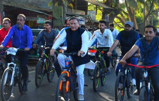 সাইকেল চালিয়ে নির্বাচনি প্রচারণা শুরু করলেন তথ্যমন্ত্রী
