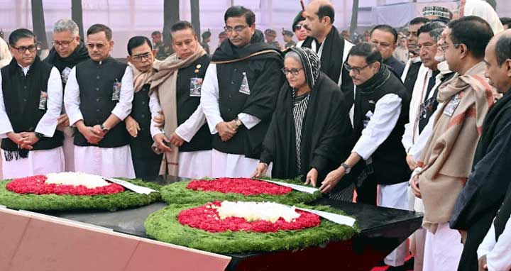 বঙ্গবন্ধুর প্রতিকৃতিতে প্রধানমন্ত্রীর শ্রদ্ধা নিবেদন