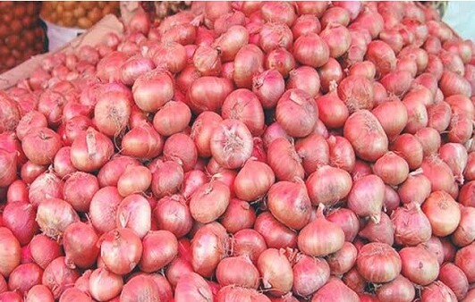 তিন দেশ থেকে এলেও কমছে না পেঁয়াজের ঝাঁজ