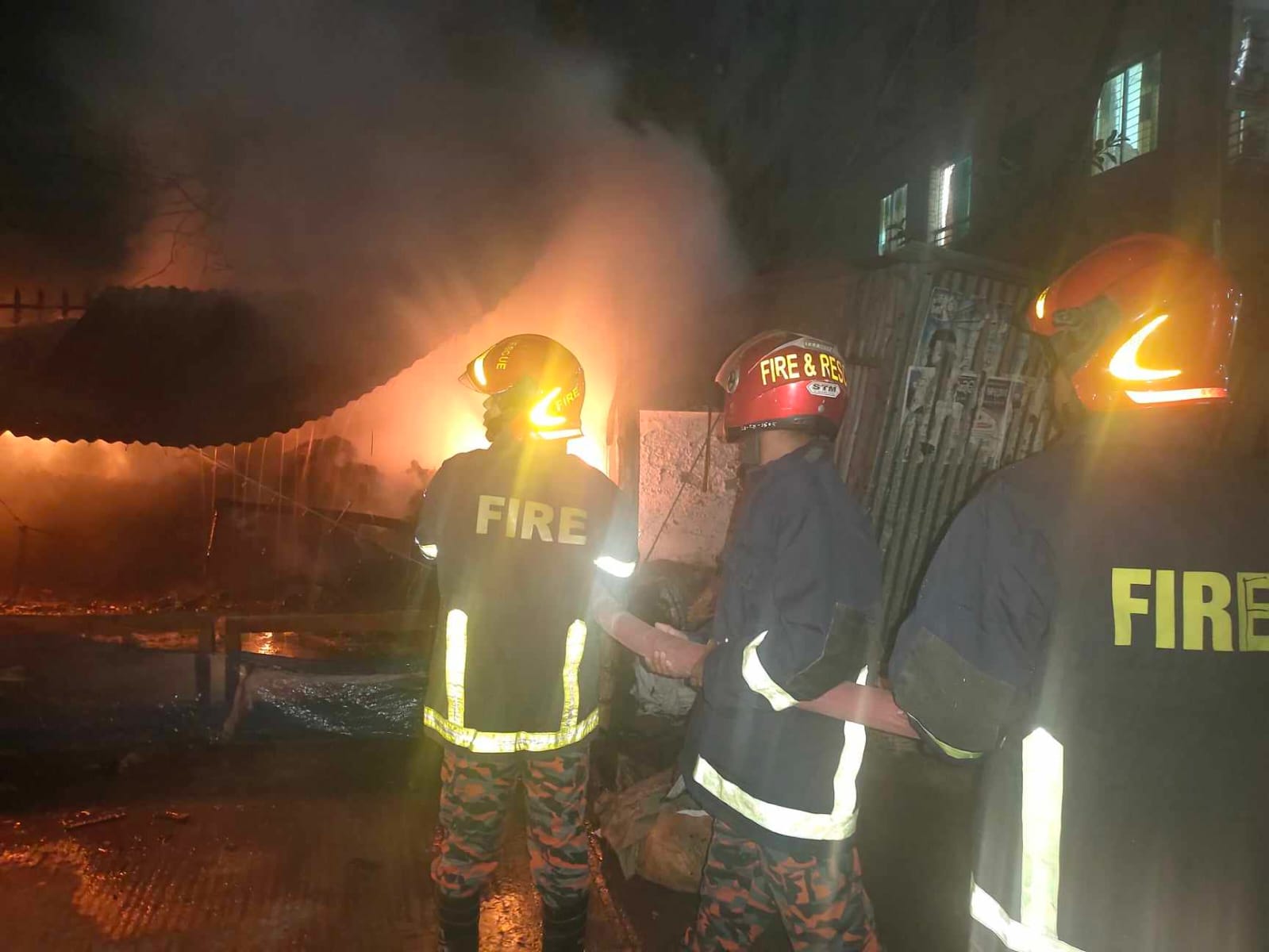 আতশবাজি ও ফানুস উড়ানোর কারণে সারাদেশে ৩টি স্থানে অগ্নিকাণ্ডের সংবাদ পেয়েছে ফায়ার সার্ভিস ও সিভিল ডিফেন্স