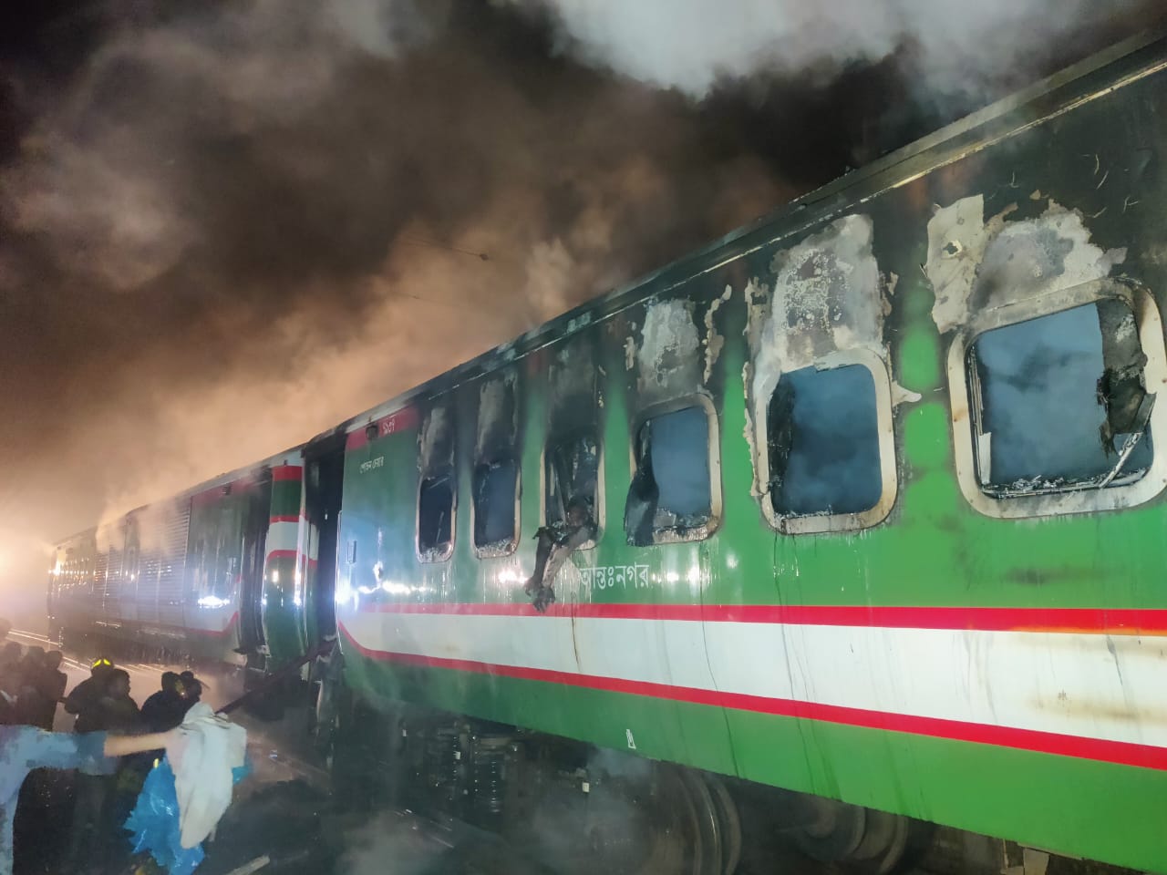 বেনাপোল এক্সপ্রেসে আগুন, নিহত বেড়ে ৫