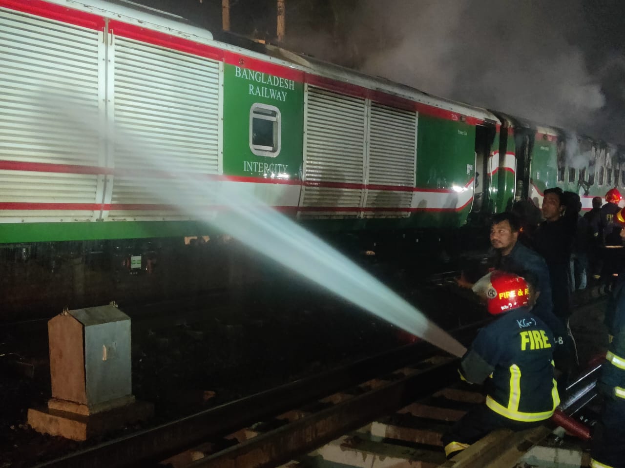 রাজধানীর গোপীবাগে বেনাপোল এক্সপ্রেস ট্রেনে আগুন