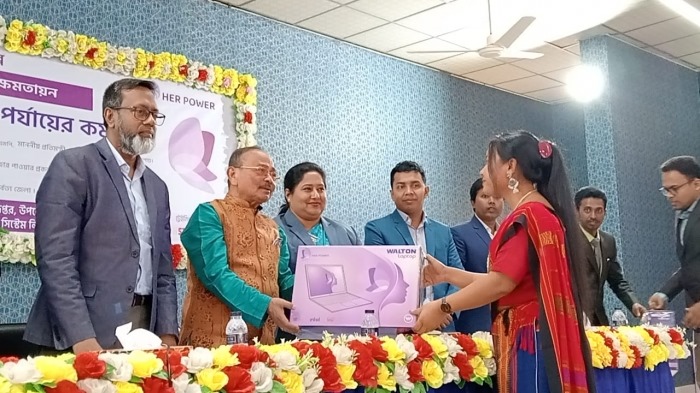 পার্বত্য প্রতিমন্ত্রী কুজেন্দ্র লাল ত্রিপুরা খাগড়াছড়িতে৭৫ জন নারী উপকারভোগীর মাঝে ল্যাপটপ বিতরণ করলেন