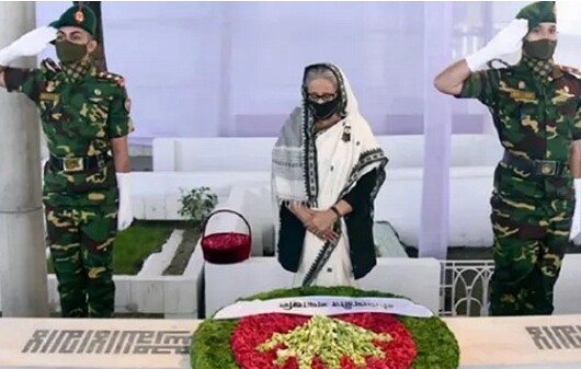 বঙ্গবন্ধুর প্রতিকৃতিতে শেখ হাসিনার শ্রদ্ধা