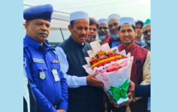 নবনির্বাচিত সংসদ সদস্য আব্দুস সবুরকে ফুল দিয়ে অভ্যর্থনা জানালেন ইউএনও আরাফাতুল আলম