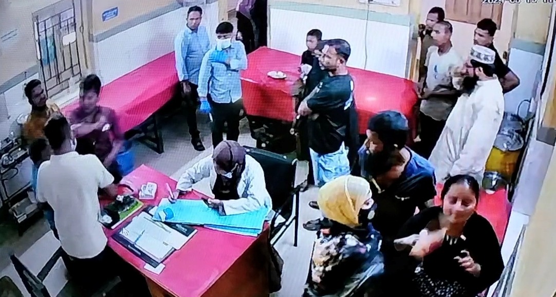 সরকারী হাসপাতালের জরুরী বিভাগ থেকে প্রাইভেট হাসপাতালের এক দালাল রোগিছিনিয়ে নেয়ারচেষ্টা: বাঁধাদিলে চিকিৎসক-কর্মচারীকে লাঞ্ছিত
