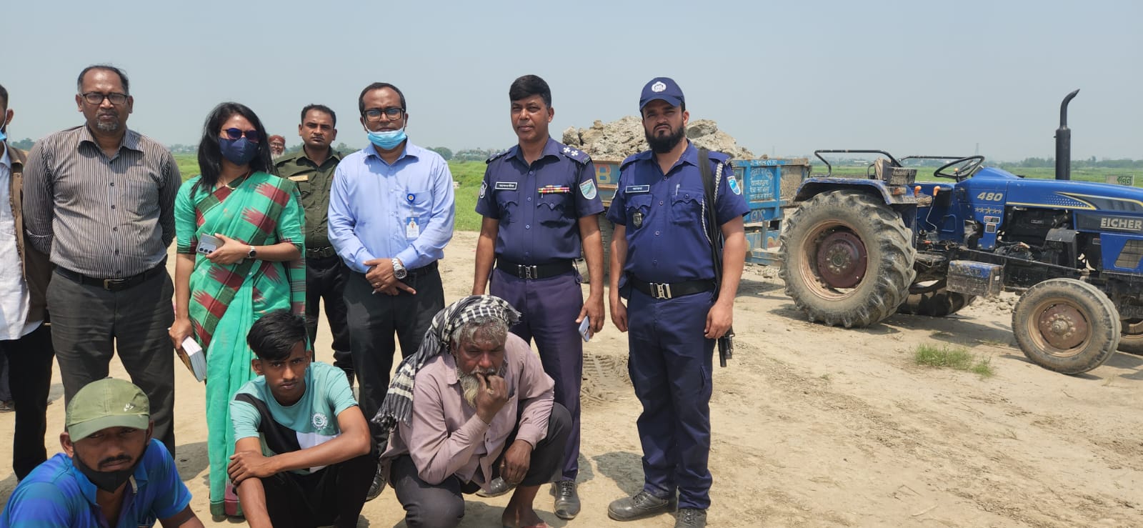সরকারী ও ফসলি জমি থেকে অভৈধভাবে মাটি চুরি করে বিক্রি করার অপরাধে তিনজনকে কারাদন্ড   তিনটি মাহিন্দ্রা ট্রাক ও একটি শ্যালো মেশিন জব্দ