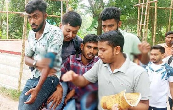 বগুড়ায় শিক্ষার্থীদের ওপর ককটেল হামলা, আহত ৪