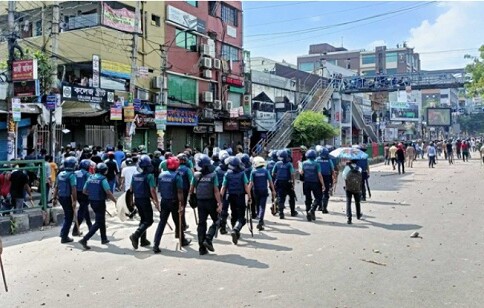 আন্দোলনকারীদের ধাওয়ায় পিছু হটলো পুলিশ-ছাত্রলীগ