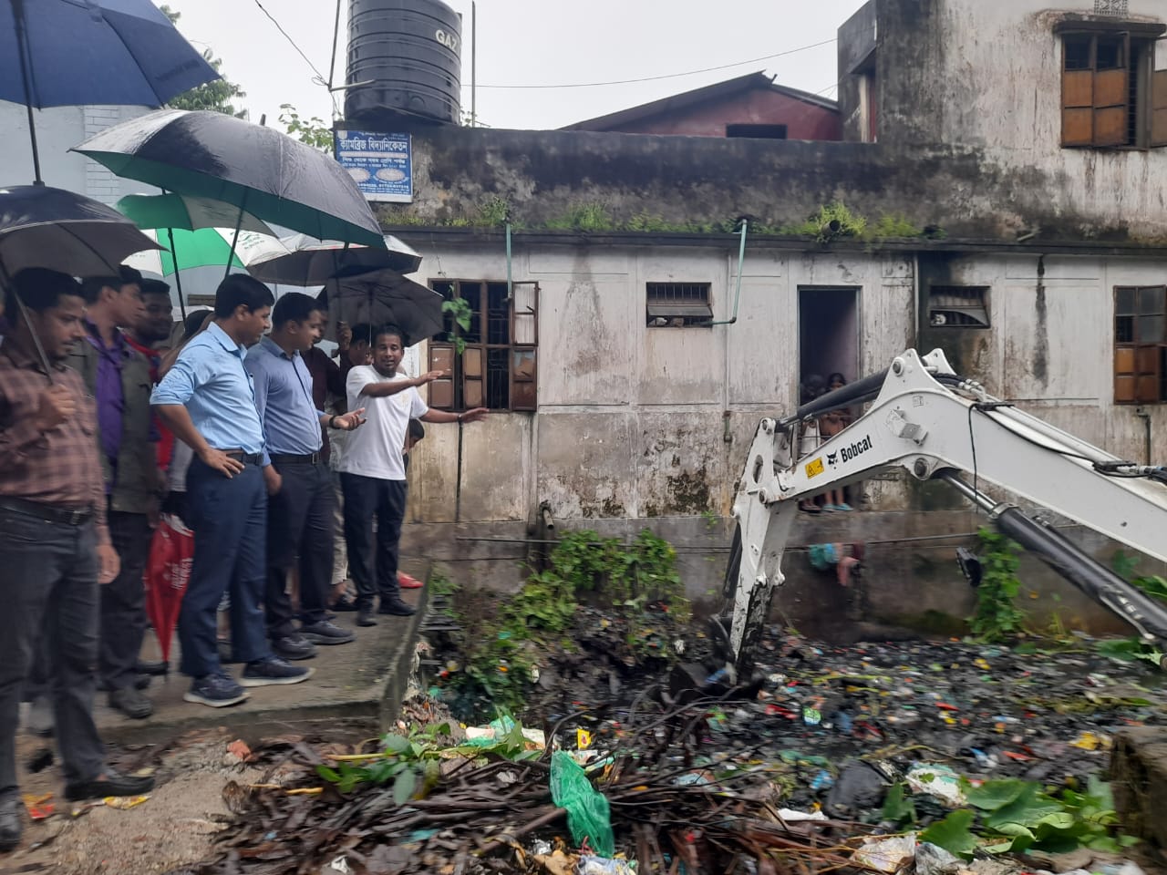 বলদা খাল দখল ও দূষন মুক্ত করতে শ্রমিক ও ভেকু মেশিনের সাহায্যে চলছে কার্যক্রম