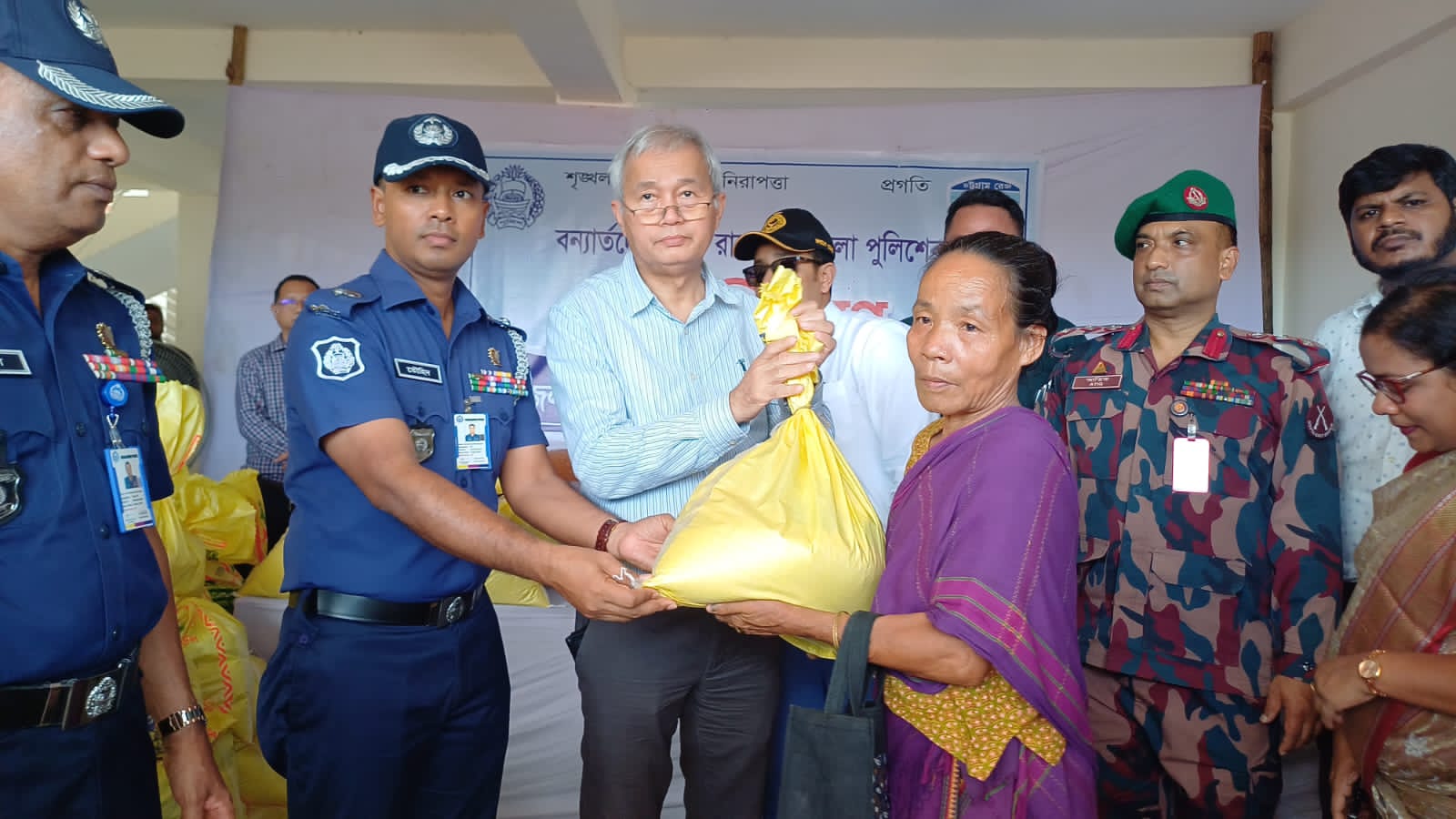 রাঙ্গামাটির বানভাসি মানুষের পাশে দাঁড়িয়েছেন পার্বত্য চট্টগ্রাম বিষয়ক উপদেষ্টা