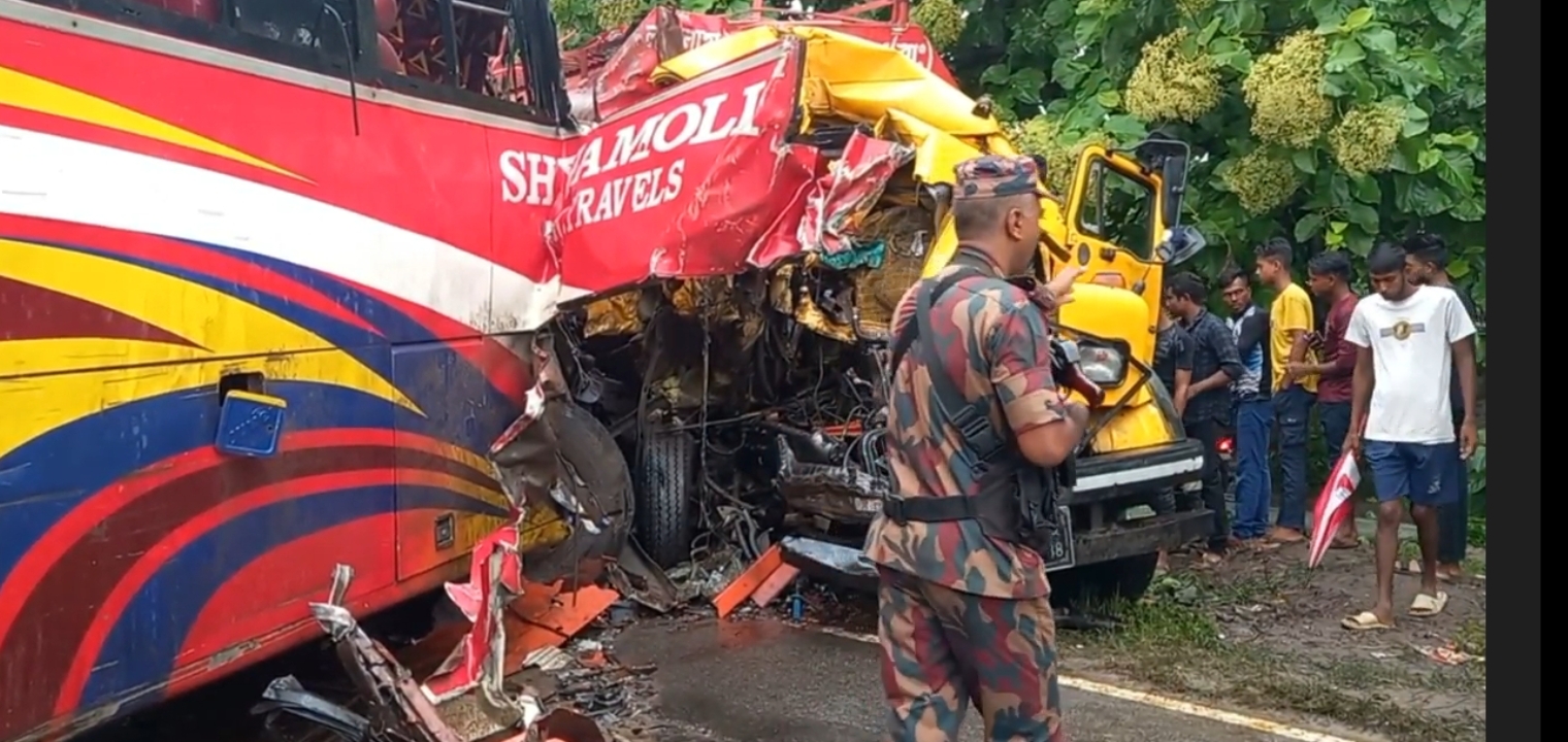 ঠাকুরগাঁও এ শ্যামলী নৈশ কোচ ও তেলবাহী  ট্যাংক লরির সংঘর্ষে নিহত ২ আহত ১৪