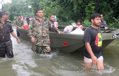 সেনাবাহিনীর বন্যাদুর্গতদের উদ্ধার ও ত্রাণ বিতরণ এখনো চলছে