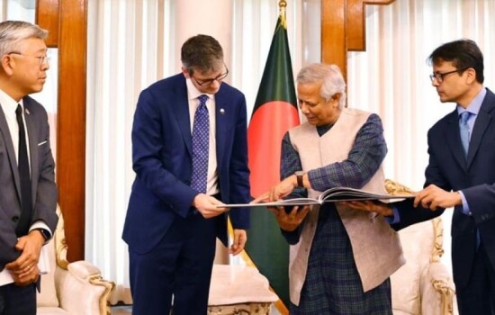মার্কিন কর্মকর্তাদের আর্টবুক উপহার দিলেন প্রধান উপদেষ্টা