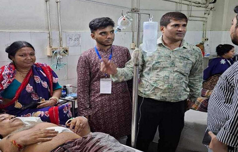 পূজামণ্ডপে হামলা, আহতদের দেখতে হাসপাতালে তথ্য উপদেষ্টা