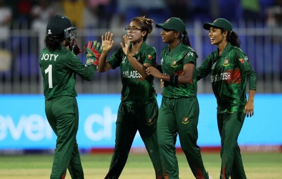 দারুণ বোলিংয়ে ইংল্যান্ডকে নাগালের মাঝেই রাখল বাংলাদেশ