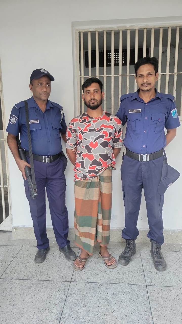 বেপরোয়া গতিতে কভার্ডভ্যান চালিয়ে ভিকটিম আদুরী খানম (২৮) ধাক্কা দিয়ে গুরুতর আহত; সাভার থানা পুলিশের অভিযানে কভার্ডভ্যান আটক ও চালক গ্রেফতার।