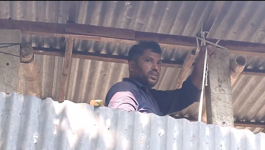দাউদকান্দিতে আদালতের নিষেধাজ্ঞা অমান্য করে গৃহ নির্মাণের অভিযোগ উঠেছে বিবাদীদের বিরুদ্ধে