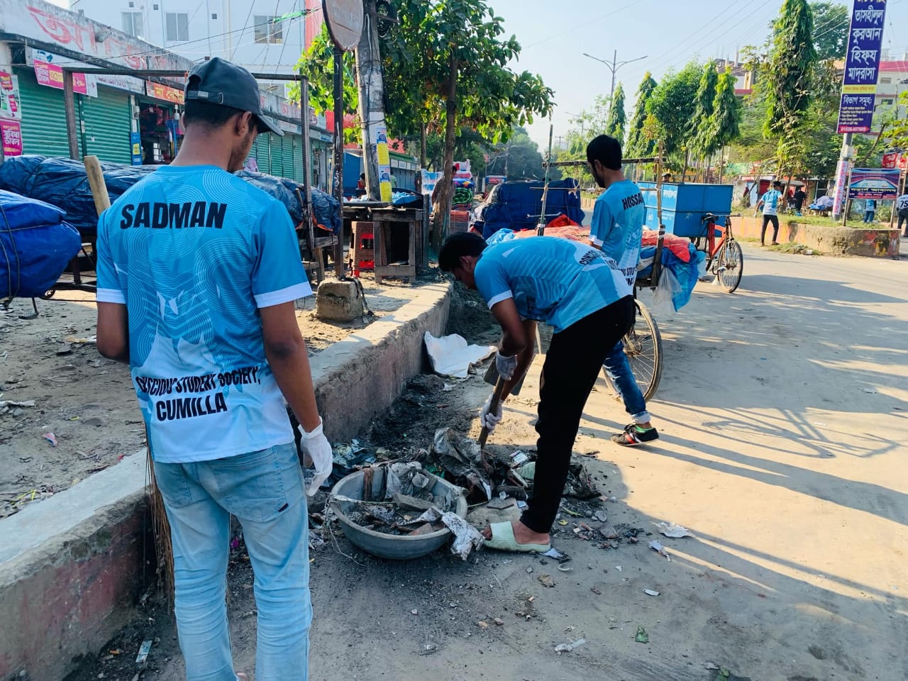 কুমিল্লায় স্বেচ্ছাশ্রমে রাস্তা পরিষ্কার করলেন তরুণরা