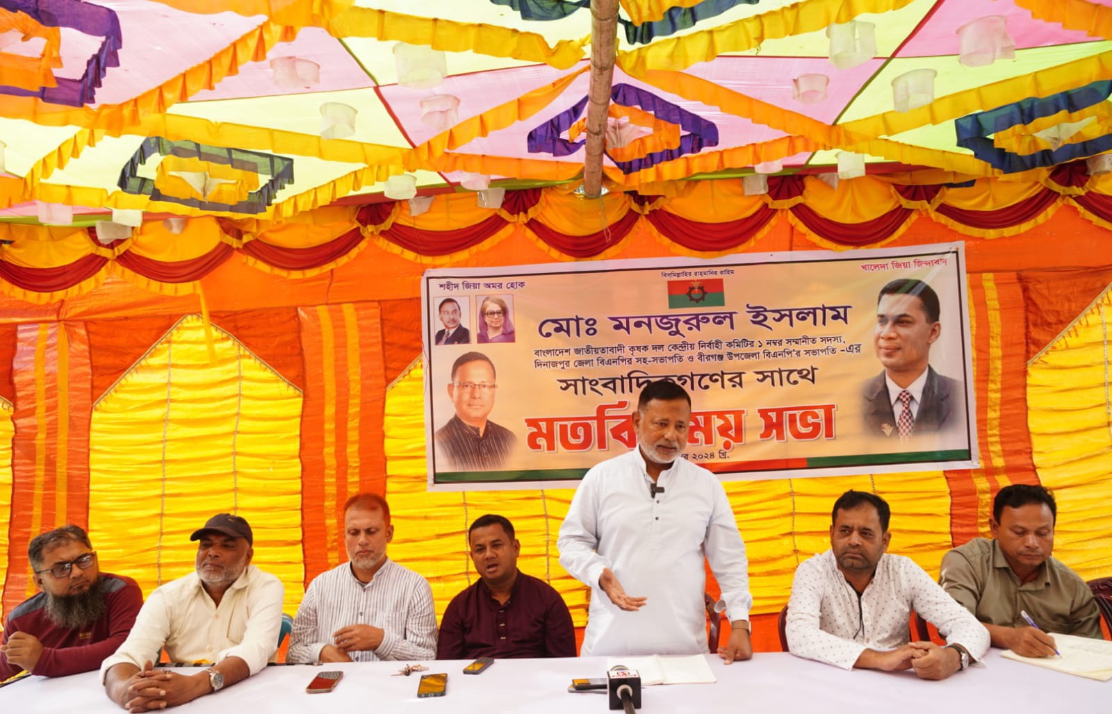 বীরগঞ্জে সাংবাদিকদের সাথে বিএনপির কেন্দ্রীয় নেতা মনজুরুল ইসলামের মতবিনিময়
