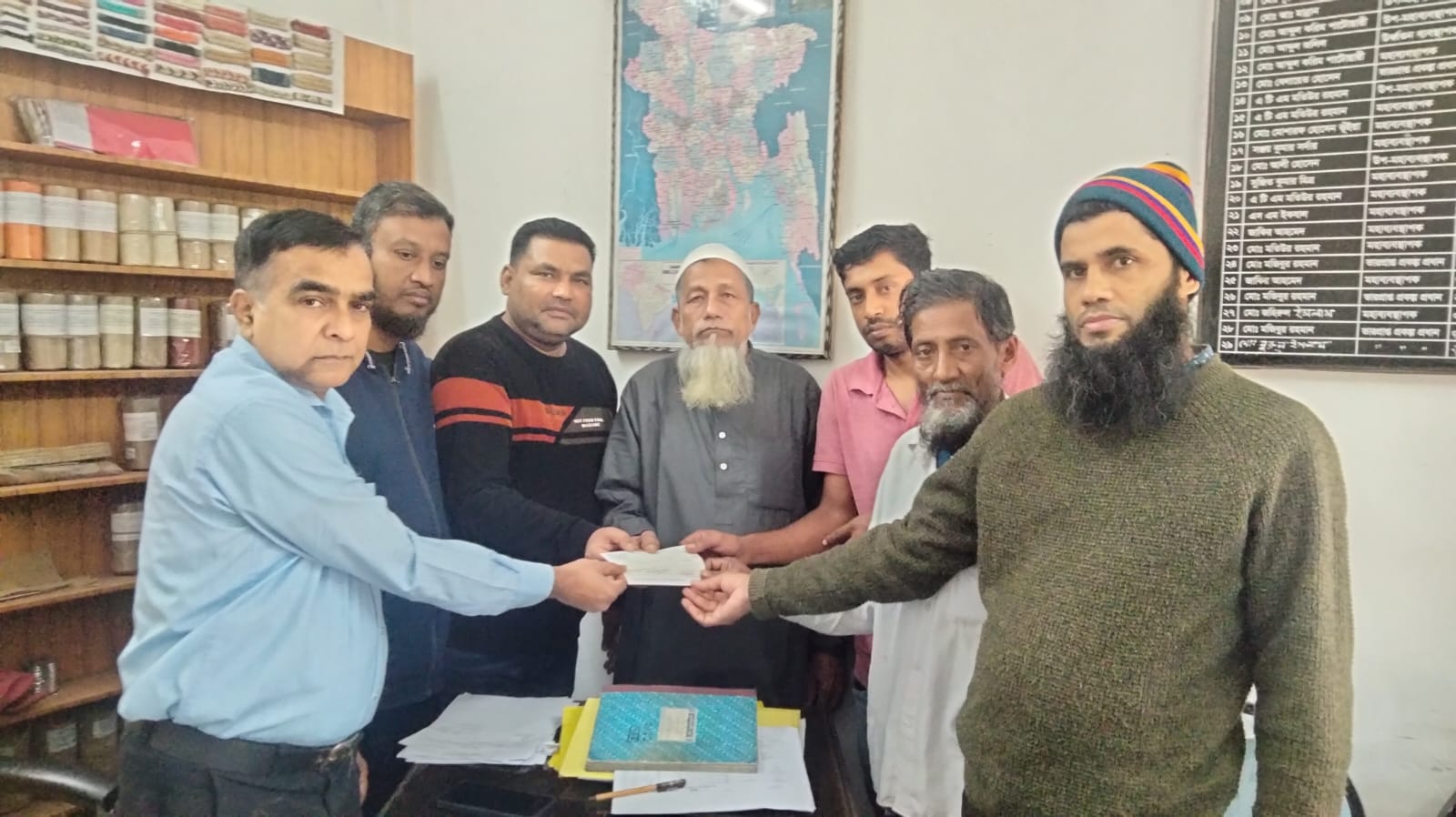 নিহত শ্রমিকের পরিবারকে ১লক্ষ টাকা সহায়তা প্রদান করেন সোনালী আঁশ ইন্ডাস্ট্রিজ