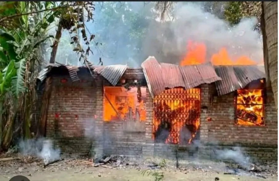 গাইবান্ধার পলাশবাড়ীতে ইউপি সদস্যের বাড়ীতে অগ্নিসংযোগ
