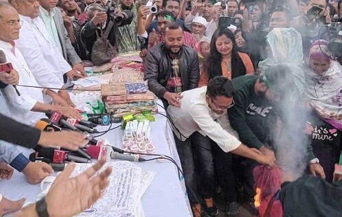 স্ত্রীর ভারতীয় শাড়ি রাস্তায় ফেলে আগুন দিলেন রিজভী