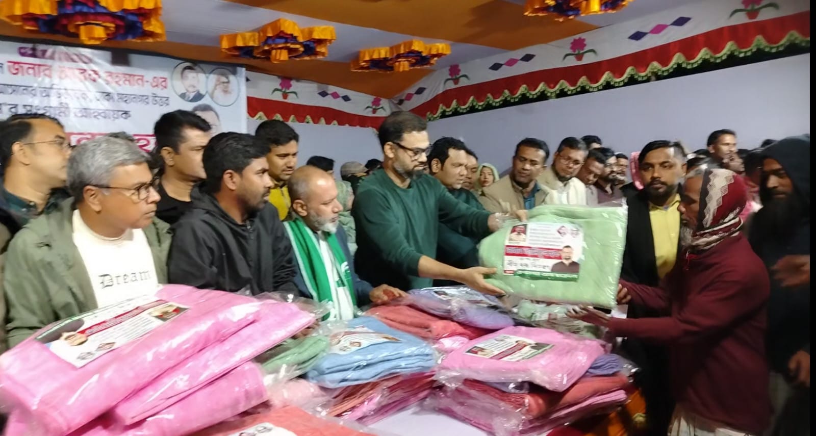 মিরপুরে শীতার্ত মানুষের পাশে বিএনপি নেতা আমিনুল হক