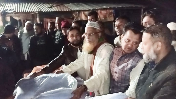 চাটখিলে মাইন উদ্দিন সুমনের উদ্যোগে শীতবস্ত্র বিতরণ