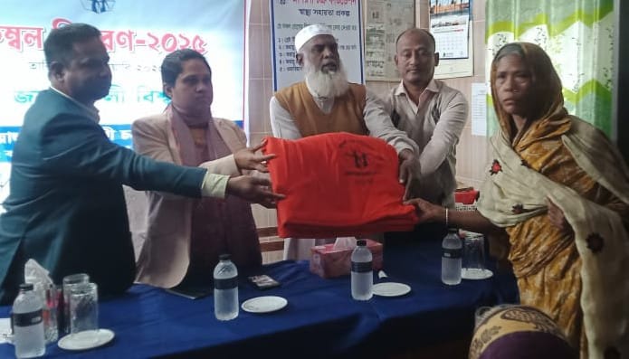 কয়রায় জাগরনী চক্র ফাউন্ডেশনের উদ্যোগে কম্বল বিতরণ
