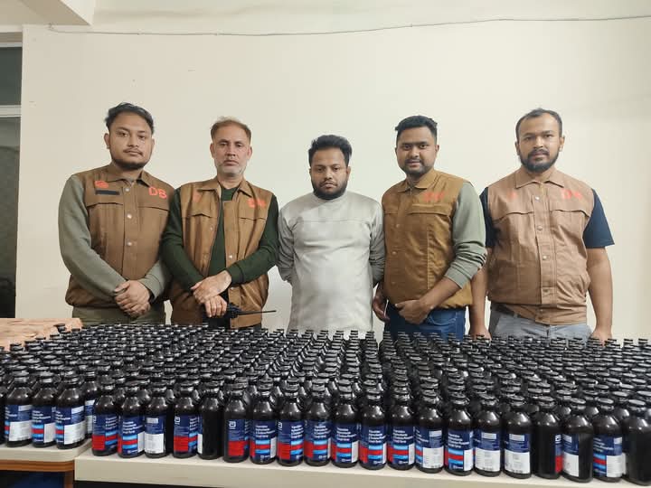 ঢাকা জেলার ডিবি (উত্তর) কর্তৃক এক হাজার পাঁচ বোতল ফেন্সিডিল সহ ০১ জন মাদক সম্রাট গ্রেফতার ।